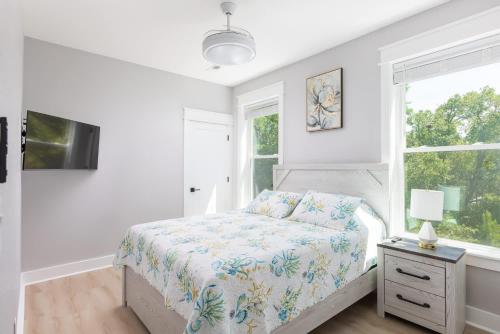 Postel nebo postele na pokoji v ubytování Modern Home in the Heart of KDH Minutes to Beach & More