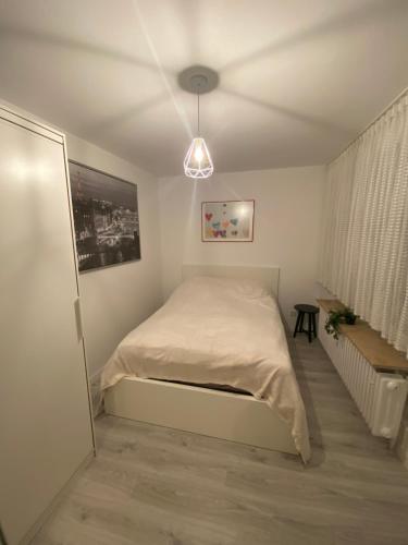 ein Schlafzimmer mit einem Bett und einer Decke in der Unterkunft Wuppertal am Toelleturm in Wuppertal