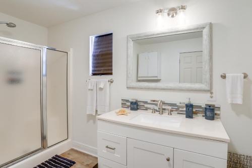 Et badeværelse på 1 Mi to Festivals! Grand Isle Getaway with Deck