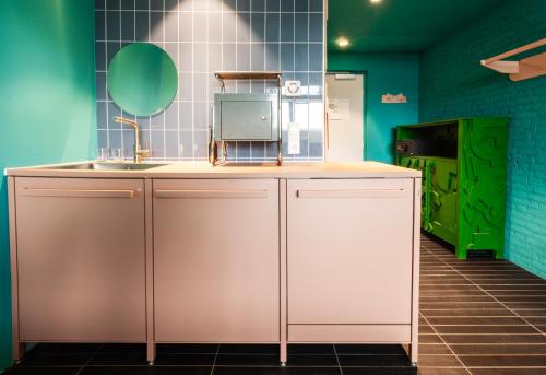a kitchen with a counter with a appliance on it at De Groene Afslag Kunsthotel in Bussum