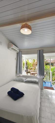 モロ・デ・サンパウロにあるGeisa Encanto do Morroのベッドルーム1室(青い枕付きのベッド1台付)