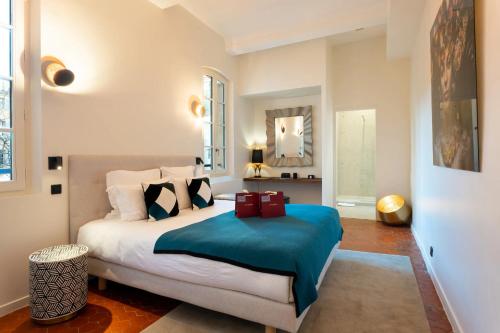 ein Schlafzimmer mit einem großen Bett und einer blauen Decke in der Unterkunft Luxury & Design Apartment 4 star - Wellness Access - Extra Center in Aix-en-Provence