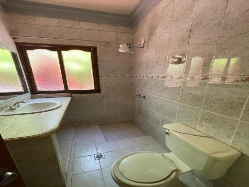 een badkamer met toilet en wastafel bij Hotel San Javier in San Luis