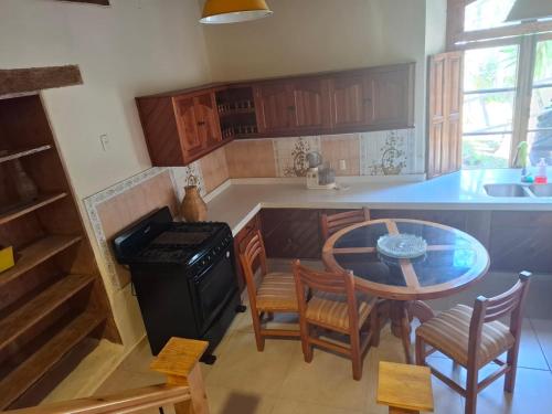 a kitchen with a table and chairs and a stove at La Casa Grande in San Cristóbal de Las Casas
