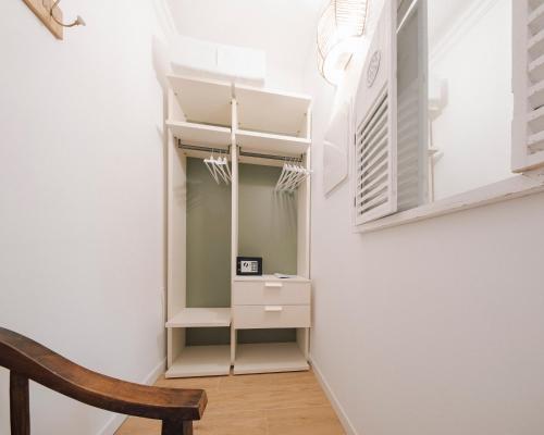 Habitación con armario, escritorio y silla. en Country Rooms Medicina B&B - Free Breakfast - Air Conditioning - WiFi, en Medicina