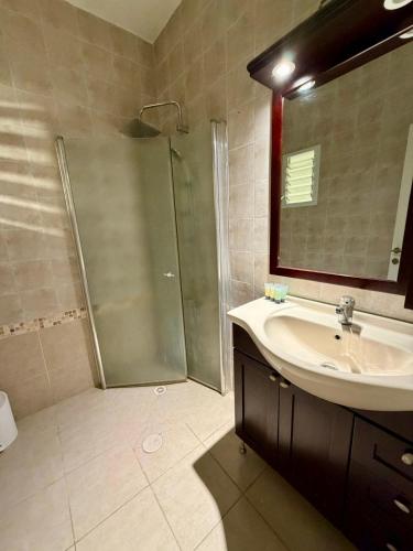 a bathroom with a shower and a sink and a mirror at בית למטייל קריית שמונה in Qiryat Shemona