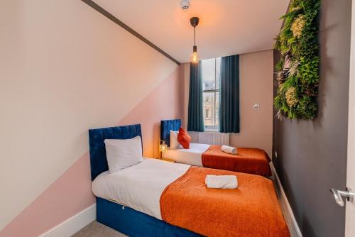 two beds in a small room with two bedsvisor at Seaview 3 bedroom Apartment Sleep 8 Guests in Brighton & Hove