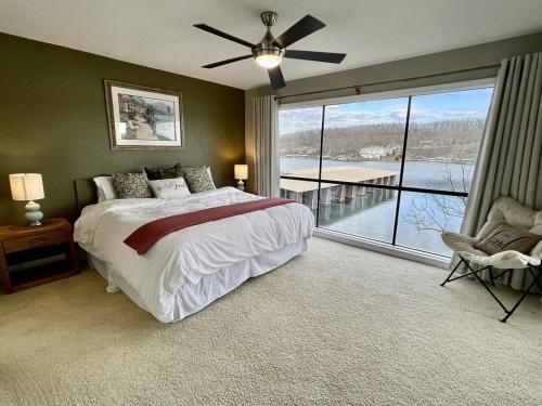 En eller flere senge i et værelse på Baypoint Condo, Pool, Dock, relaxing location