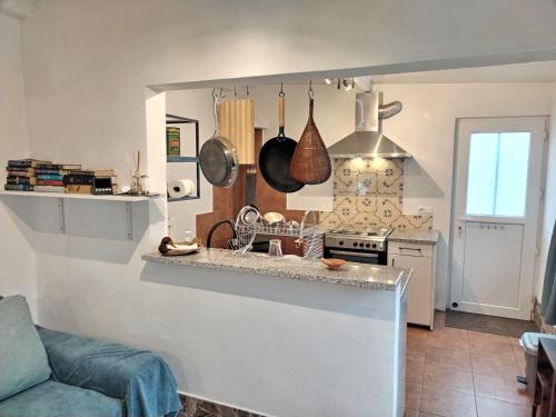 une cuisine avec un évier et un plan de travail dans l'établissement Casa 99 in Barbéns, Miranda do Corvo, à Miranda do Corvo