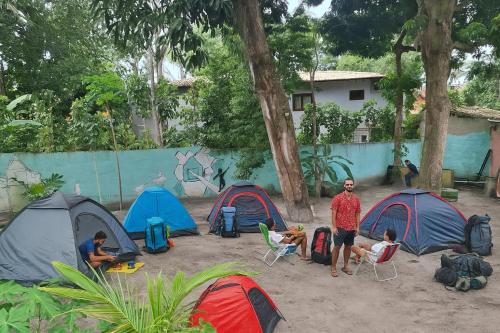 塞古罗港Pousada Alto Mar Hostel Camping的一群人站在帐篷前