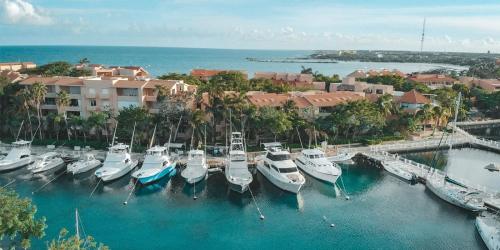 Un montón de barcos están atracados en un puerto en Departamento cerca del mar en Puerto Aventuras #104, en Puerto Aventuras