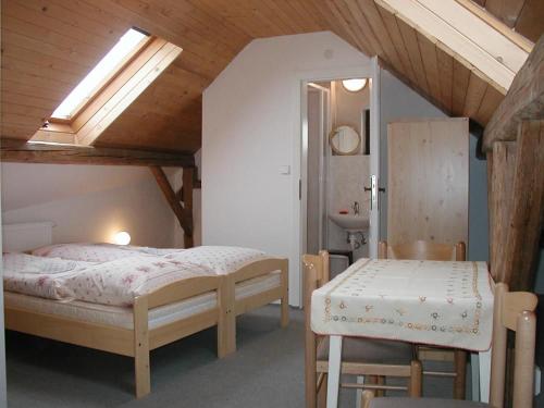 Ένα ή περισσότερα κρεβάτια σε δωμάτιο στο Penzion Javořice