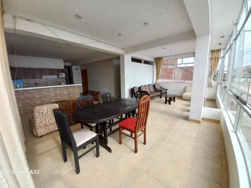 een eetkamer met een tafel en stoelen bij Beach House in Punta Negra