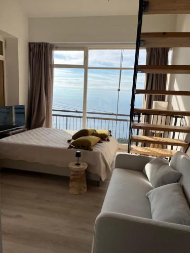 una sala de estar con una cama y un sofá en Alloggio la lampara, en Campiglia