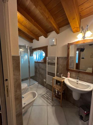 a bathroom with two sinks and a mirror at Agriturismo La Boschina in Crema