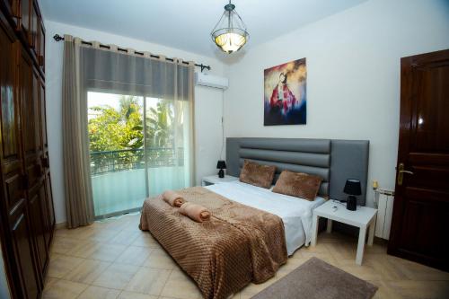 En eller flere senge i et værelse på Villa avec piscine et sauna 8 chambres proche commodité et Casa Finance City