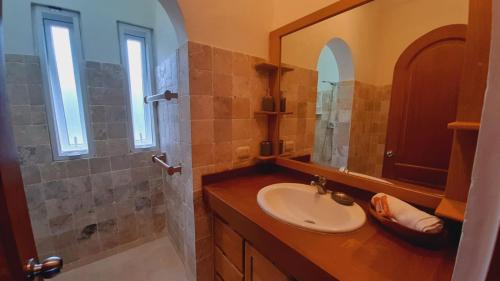 Ένα μπάνιο στο Tamarindo