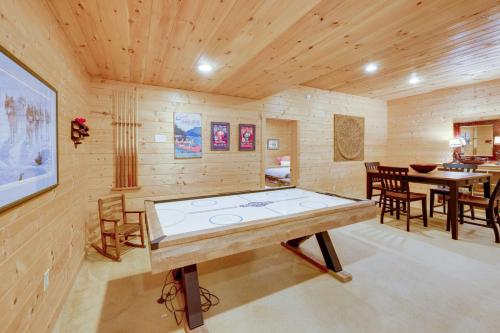 een kamer met een tafeltennistafel bij Rustic Lodge with Views, Decks and Game Room in Sapphire
