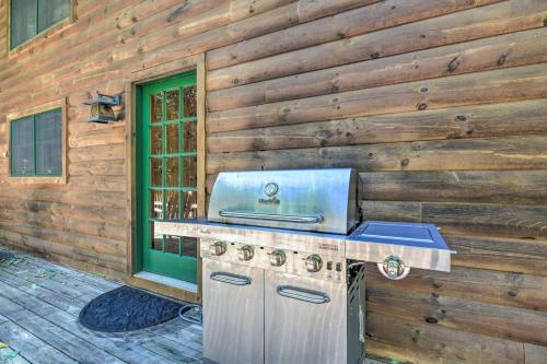 een buitenkeuken met een fornuis en een wastafel bij Rustic Lodge with Views, Decks and Game Room in Sapphire