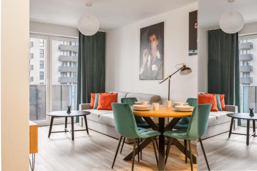 LILY APART the Big Screen Apartment for 6 people & parking