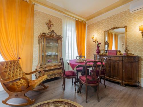 una sala da pranzo con tavolo, sedie e uno specchio di Dal Bigio in Piazzetta a Valfabbrica