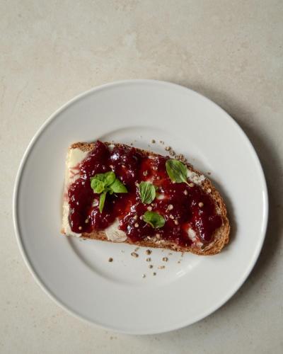 un morceau de pain avec de la confiture sur une assiette blanche dans l'établissement B&B La Casa Pugliese, à Foggia
