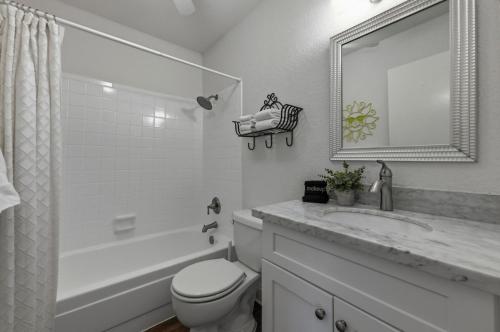 Ένα μπάνιο στο Overlook Cove