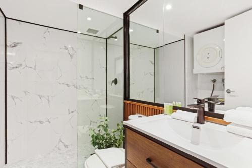 a bathroom with a sink and a shower at DREWS CBD Central Haven 3 min to Oxford St in Sydney