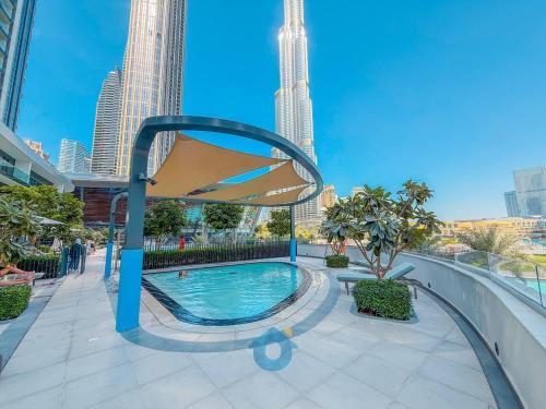 NEXT TO DUBAI MALL AND BURJ 2 BR SEA VIEW