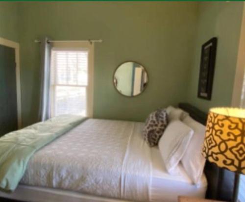 En eller flere senge i et værelse på Wishing Star Cottage