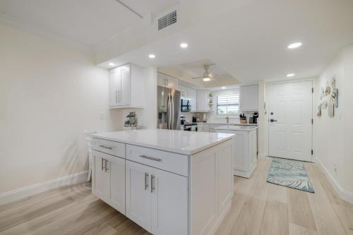 YbelSand Pointe 226的厨房配有白色橱柜和白色台面