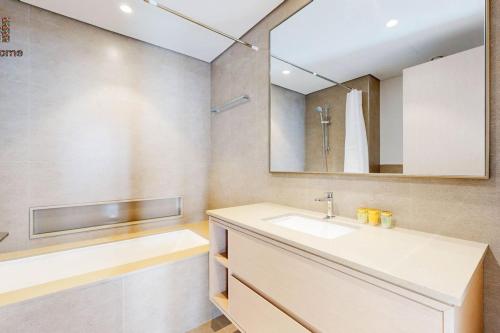 Koupelna v ubytování 5 MINUTES BY WALK FROM BURJ ADN DUBAI MALL