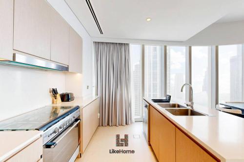 Køkken eller tekøkken på Exclusive Burj Khalifa View 3BR SkyManson LikeHome