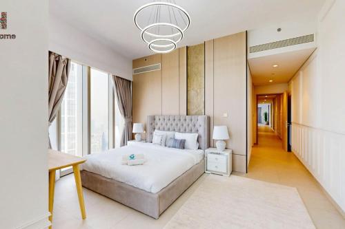 En eller flere senge i et værelse på Exclusive Burj Khalifa View 3BR SkyManson LikeHome