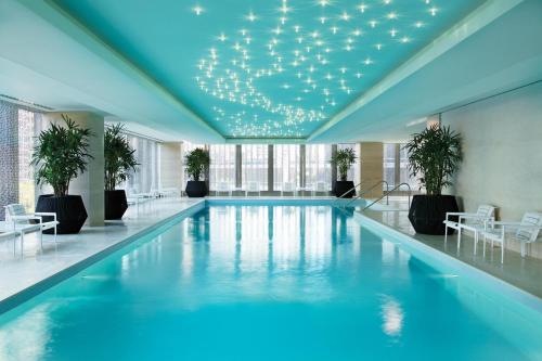 een zwembad in een hotel met verlichting aan het plafond bij The Langham Chicago in Chicago