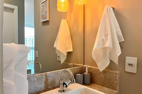 une salle de bains avec un lavabo et un miroir dans l'établissement PRAIA & Sol: Apto Itaparica 2 Quartos, à Itaparica