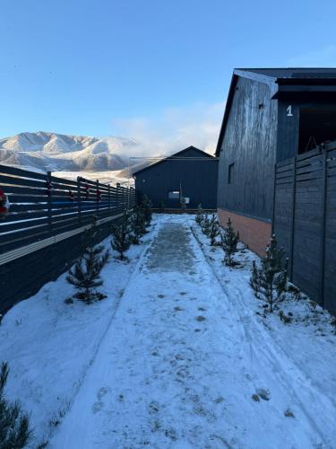 Nespecifikovaný výhled na hory nebo výhled na hory při pohledu z vily