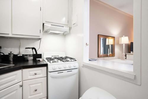 Kuchyň nebo kuchyňský kout v ubytování Studio close to Central Park, Lenox Hill & NY Presbyterian