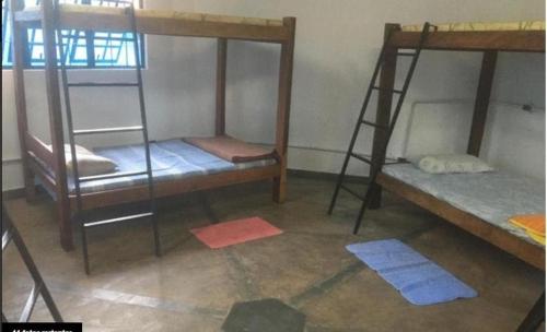 Giường trong phòng chung tại Pousada, Hostel e Camping Jardim da Mata