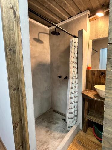 un bagno con doccia e lavandino di Complejo Bosque Verde a La Porteña