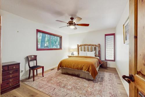 Ένα ή περισσότερα κρεβάτια σε δωμάτιο στο Tahoe Alpine and Lake Escape