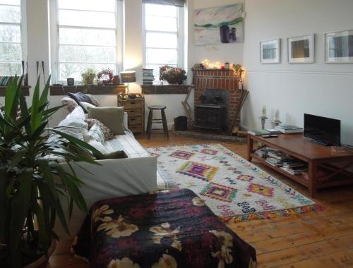 uma sala de estar com um sofá e uma mesa em Durrus em Durrus