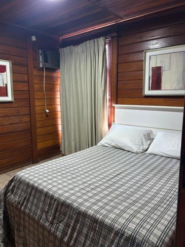 ein Schlafzimmer mit einem Bett auf einem Boot in der Unterkunft Angra dos Reis - Píer 600 casa 4 in Angra dos Reis