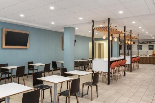 Ресторан / где поесть в Holiday Inn & Suites Detroit - Troy by IHG