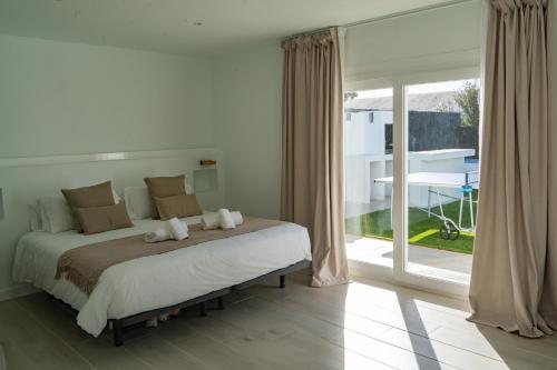 ein Schlafzimmer mit einem großen Bett und einer Glasschiebetür in der Unterkunft Villa Cactus - Large Private Plot - Heated Pool & BBQ - Luxury Vacation in Playa Blanca