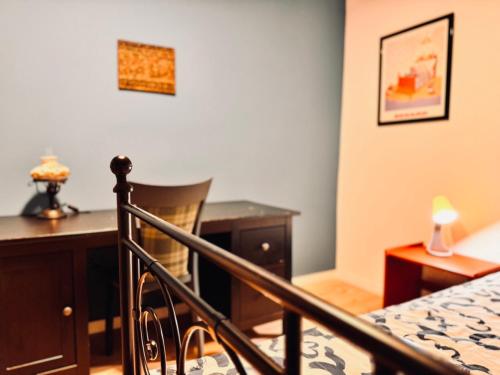 een slaapkamer met een bureau en een bed met een stoel bij Hiddenhausen Premium Apartment in Hiddenhausen