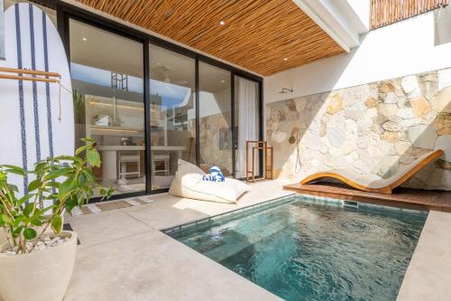 een binnenzwembad in een huis bij Sore Pererenan Residence Unit 3 in Canggu