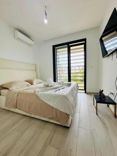 Giường trong phòng chung tại Cozy Apartment