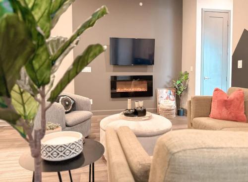 a living room with a couch and a tv at D Cityscape Getaway Fort Worth SameDay Booking in Fort Worth