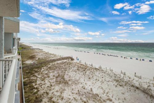 uitzicht op het strand vanaf het balkon van een appartement bij Islander FWB 501 Spacious gulf front condo in Fort Walton Beach